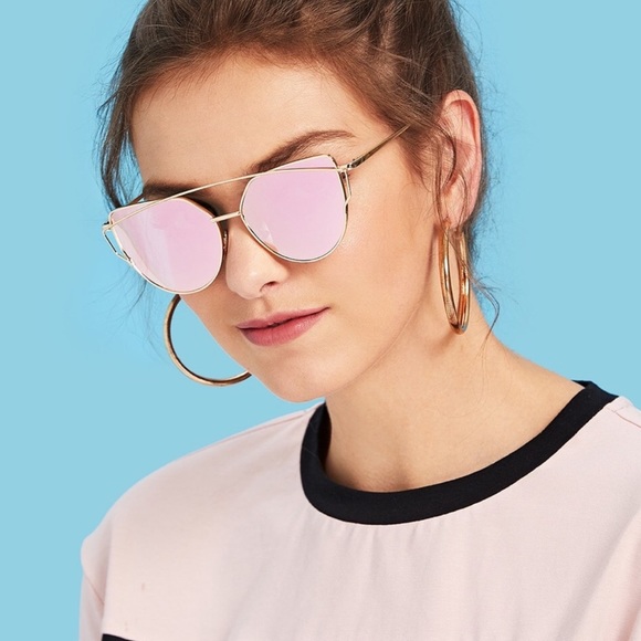 Accessories - 💕CLASSY AND COOL💕Pink cateye mirror sunglasses
